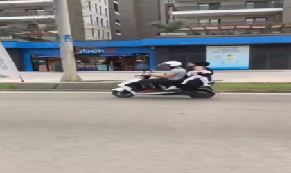 Motosiklet üzerinde kucağında bebekle seyretti: O anlar kamerada