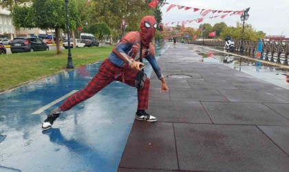 Onu gören dönüp bir daha bakıyor: Yerli örümcek adam Tekirdağda