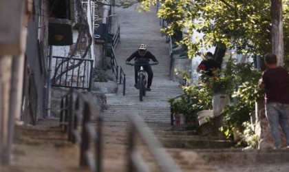 (Özel) Bisikletiyle 225 basamaktan böyle indi