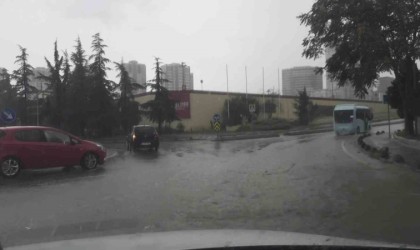 Sağanak yağış İstanbul Anadolu Yakasında etkisini gösterdi