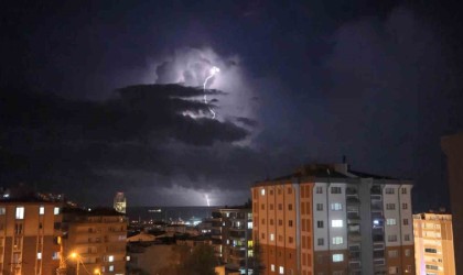 Samsunda şimşekler gökyüzünü aydınlattı