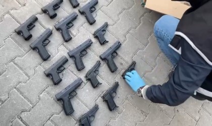 Samsunda şüpheli araçta 15 tabanca ele geçirildi