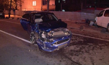 Sancaktepede 2 araç kafa kafaya çarpıştı: 2si çocuk 6 ağır yaralı