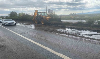 Söke Belediyesi yağış sonrası kapanan karayolunu temizleyerek trafiğe açtı