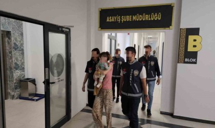 Suç makinesi kucağında bebekle tutuklandı