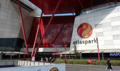 Sultanbeylide Atlaspark AVMde bir kişi 3üncü kattan zemine düştü