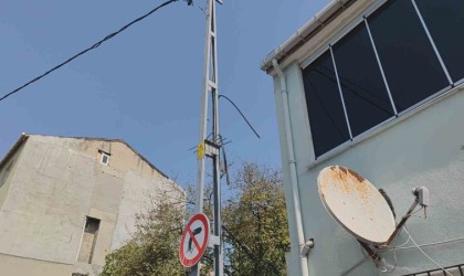 Sultangazide önce internet kablolarını ardından bisikleti çalan hırsız kamerada