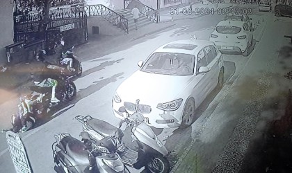 Sürücünün tek teker şovu genç kızı hastanelik etti