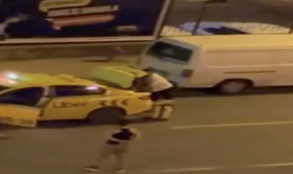 Taksi şoförüyle yolcunun kavgası kamerada, “Polis çağırın, yardım edin”
