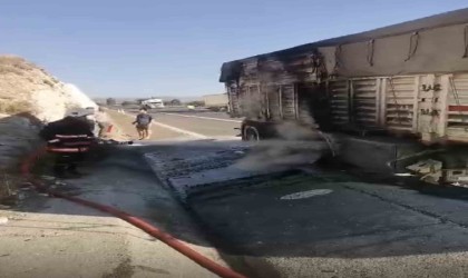 Tarsusta nohut yüklü tırda yangın çıktı