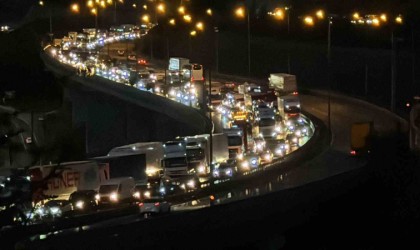 TEMde 3 tır kazaya karıştı, 11 kilometrelik araç kuyruğu oluştu