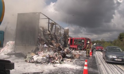 Ümraniyede tekstil malzemeleri yüklü tır dorsesi alev alev yandı