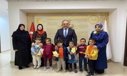 4-6 yaş Kuran kursu öğrencileri harçlıklarını depremzede çocuklarla paylaştı