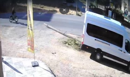 5 metrelik direği yola devirdi, bisiklet sürücüsü son anda kurtuldu