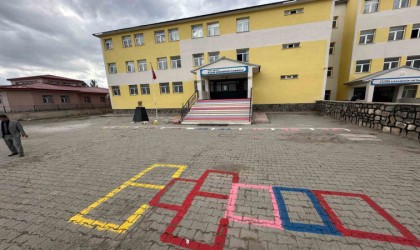 Ağrıda okul bahçeleri renkli oyun alanlarına dönüştü