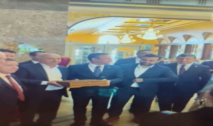 Alanyada Özgür Özele Bangladeşten özel olarak getirilen el yazması Kuran-ı Kerim hediye edildi