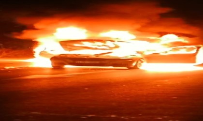 Alevlere teslim olan araçtaki patlama anı kamerada