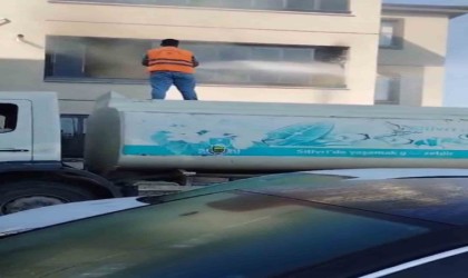 Apartmanda çıkan yangın daireyi küle çevirdi