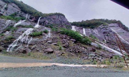 Artvinde şiddetli yağışta bazı köy yolları ulaşıma kapandı