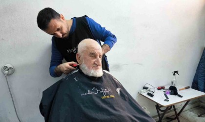 Artvinli genç kuaför yaşlılara vefa borcunu mesleğiyle ödüyor