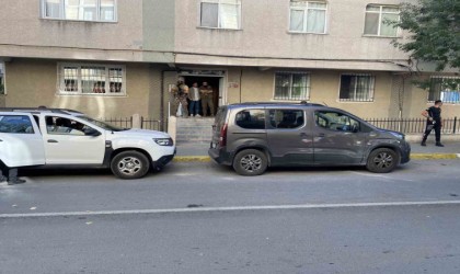 Avcılarda özel harekat destekli aranan şahıs operasyonu:2 gözaltı