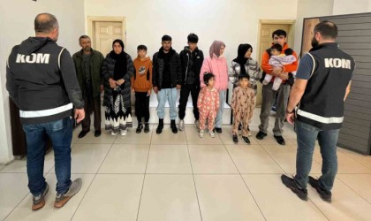 Balıkesirde 11 düzensiz göçmen ve 2 organizatör yakalandı