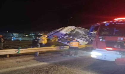 Bandırmada yoldan çıkan kamyon tabelaya çarptı: 1 yaralı