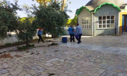 Bandırmadaki camileri yükümlüler temizledi