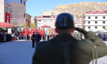 Bayburtta 29 Ekim kutlamaları çelenk sunumuyla başladı