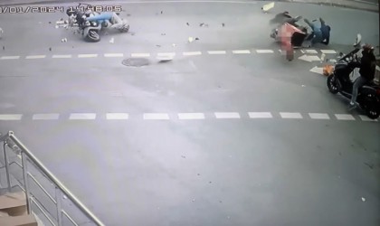 Bayrampaşada iki motosikletli çarpıştı: Feci kaza kameraya yansıdı