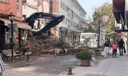Bina yıkımında molozlar sokağı kapattı