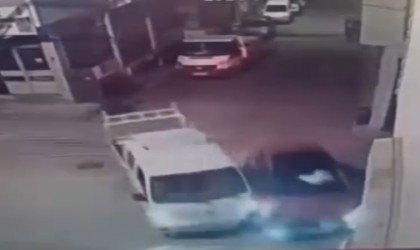 Bursada kamyonet ile otomobilin çarpıştığı kaza kamerada