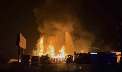 Bursanın Karacabey ilçesinde palet fabrikasında yangın çıktı. Olay yerine çok sayıda itfaiye ekipleri sevk edildi.