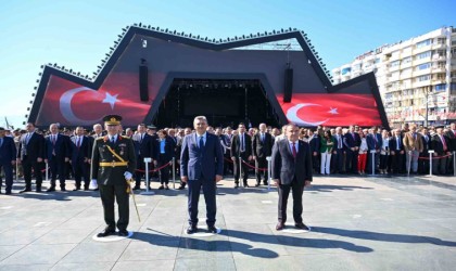 Cumhuriyetin 101inci yılı kutlamaları çelenk sunumuyla başladı