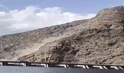 Deprem anında kayalar koptu