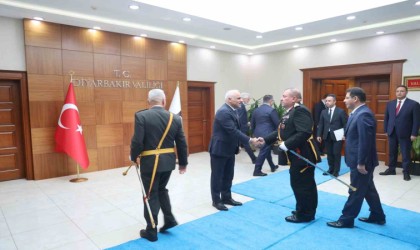 Diyarbakır, Batman ve Şırnakta Cumhuriyetin 101inci yılı halk oyunları ve komandoların gösterisiyle kutlandı