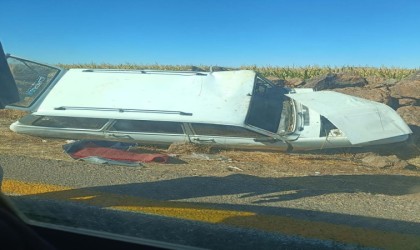 Diyarbakırda takla atan otomobil hurdaya döndü: 1 ölü, 2 yaralı