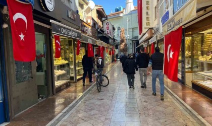 Dükkanların önü Türk Bayrakları ile donatıldı
