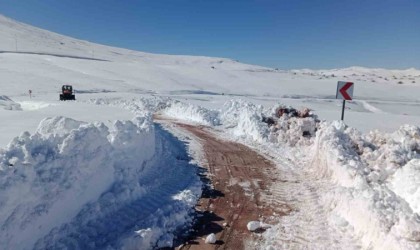 Dünyanın en tehlikeli yolunda ekiplerin yoğun kar mesaisi