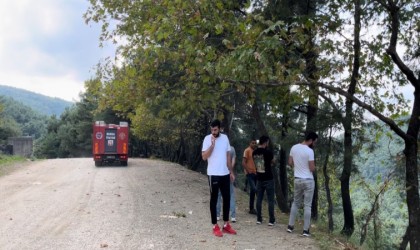 El frenini çekmeyi unuttuğu otomobil uçurumdan uçtu