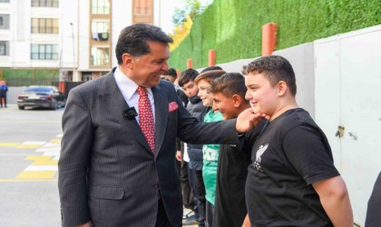 Esenyurt Belediye Başkanı Özerden eğitime tam destek: 30 bin 250 öğrenciye kırtasiye seti dağıttı