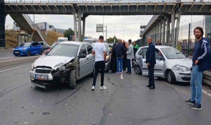 Esenyurt E-5 karayolunda 4 araç zincirleme kazaya karıştı: 1 yaralı