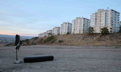Eskişehirde arazinin ortasına bırakılan tabut ve çelenk görenleri tedirgin etti