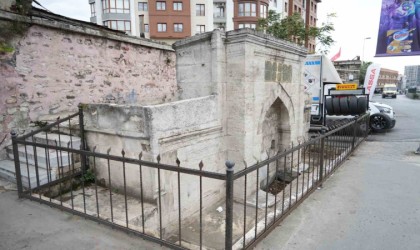 Eyüpsultanda oto lastik dükkanı olarak kullanılan 400 yıllık yapı havadan görüntülendi