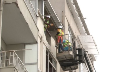 Fatihte banyosu çöken 50 yıllık binanın yıkımına başlandı