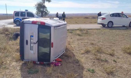 Hafif ticari araç devrildi, sürücü kazayı yara almadan atlattı