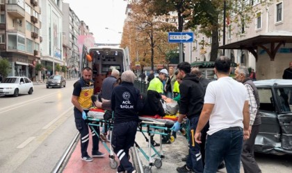 Hafif ticari araç otomobille çarpıştı: 2 yaralı