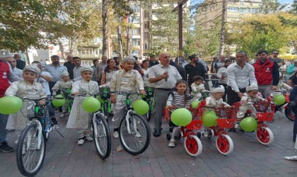 Hayırseverler 20 yetim çocuğa unutulmaz bir gün yaşattı