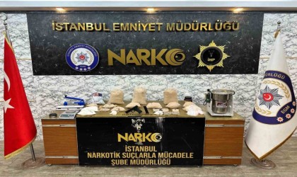 İstanbulda 21 kilogram uyuşturucu ele geçirildi: Uyuşturucuyu otomobil lastiğine ve aracın bagaj kısmına zulalamışlar