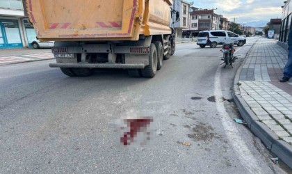 Kamyonla çarpışan motosikletli genç hayatını kaybetti